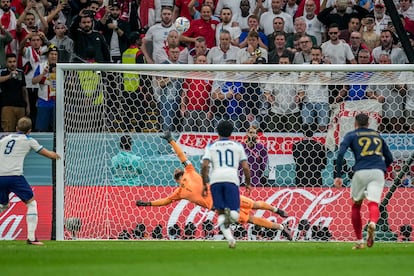 Harry Kane, izquierd, fallando el penalti que daría la victoria a Francia en los cuartos de final del Mundial. 