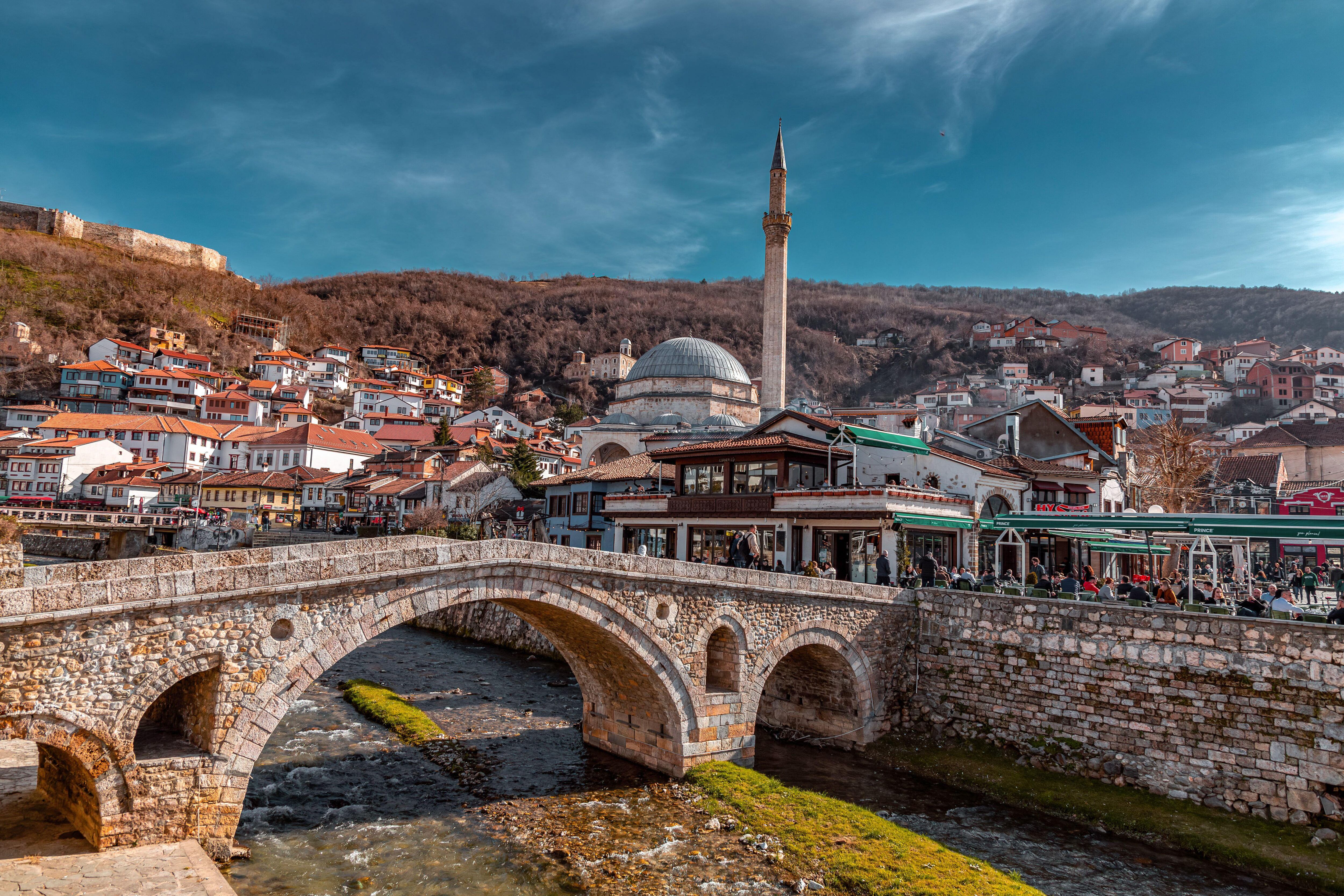 Vista de Prizren, con su puente de piedra y la mezquita.