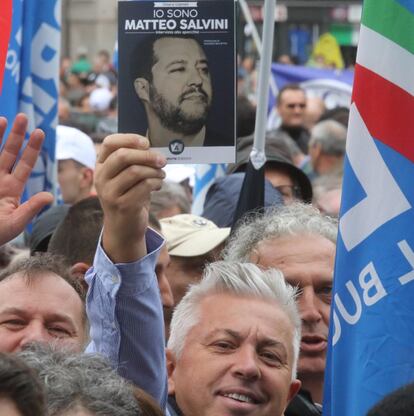 Matteo Salvini, viceprimer ministro y ministro del Interior de Italia, ha multiplicado sus mítines electorales en las últimas semanas y no cesa de pedir a sus electores que se movilicen. En la imagen, participantes en la marcha nacionalista en Milán.