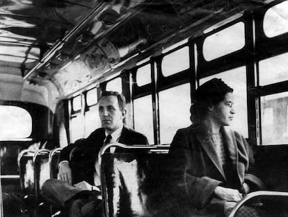 Rosa Parks en un autobús de Montgomery junto a un hombre blanco. / AP