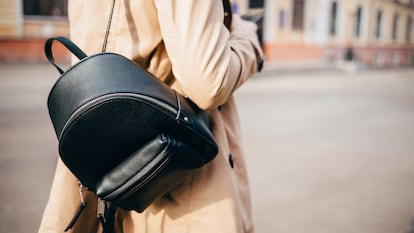 Mochilas negras mujer.