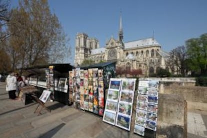 'Bouquinistes' en la orilla izquierda del Sena, en París, con la catedral de Notre Dame al fondo.