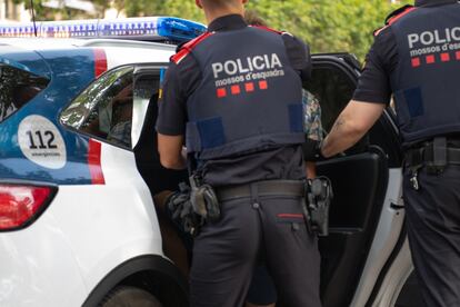 Una imagen de archivo de dos miembros de los Mossos d'Esquadra. / Mossos d'Esquadra