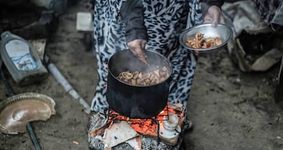 Una mujer prepara una olla de comida en Pakistán.