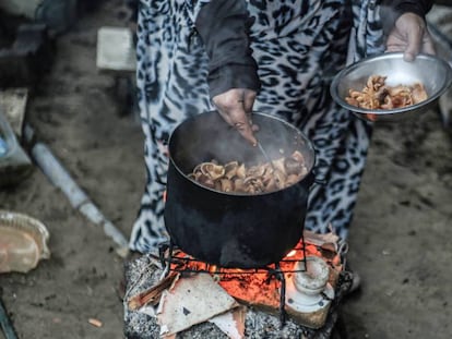 Una mujer prepara una olla de comida en Pakistán. 