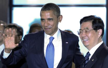 El Presidente de EE UU, Barack Obama con su homologo chino, Hu Jintao en la reunion del G20 en Cannes (Francia)
