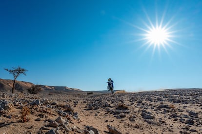 El motociclista portugués Rui Goncalves del Sherco Rally Factory Team participa en la novena etapa del Rally Dakar 2025 de Riad.