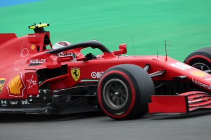 El Ferrari de Charles Leclerc en el circuito de Spa-Francorchamps.