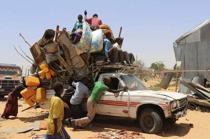 Familias de desplazados somalíes intentan transportar sus pertenencias en una furgoneta después de que el campamento donde estaban alojados fuese cerrado por las fuerzas somalíes, quedando cientos de personas sin viviendas, en Mogadiscio, Somalia.
