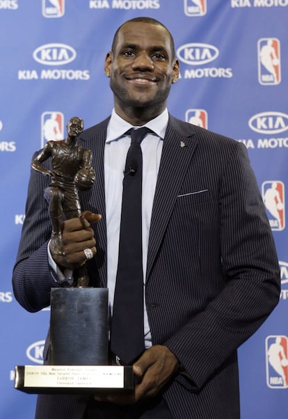 LeBron James posa con el trofeo de MVP ( jugador más valioso) de la temporada 2008- 2009