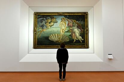 Un visitante se detiene frente al cuadro El nacimiento de Venus de Sandro Boticelli, en la Galería Uffizi (Florencia), el pasado octubre.