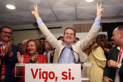 El alcalde socialista de Vigo, Abel Caballero, celebra los resultados electorales de las elecciones municipales de 2015.