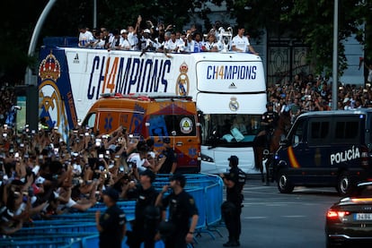 El autobús del Real Madrid llega a la plaza de la Cibeles.