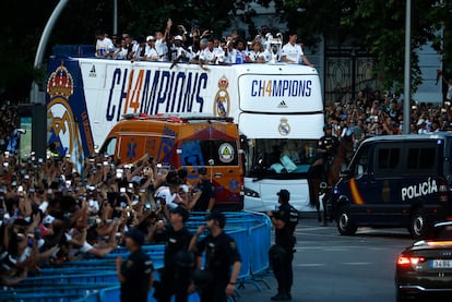 El autobús del Real Madrid llega a la plaza de la Cibeles. 