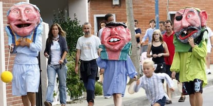 Los Cabezudos de Bakio desfilan en uno de los pasacalles de la localidad vizcaína.