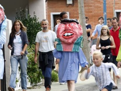 Los Cabezudos de Bakio desfilan en uno de los pasacalles de la localidad vizcaína.