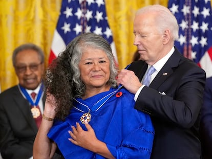 Joe Biden coloca la Medalla presidencial de la libertad a Teresa Romero, la presidenta del sindicato United Farm Workers, en una ceremonia en la Casa Blanca celebrada en mayo.