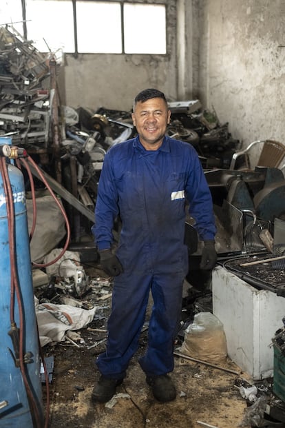 Hernando Adelson, más conocido como 'El Ñato' (58 años), fotografiado en la pequeña chatarrería de la que es dueño, en el barrio de El Pozo del Tío Raimundo, en Vallecas, Madrid.