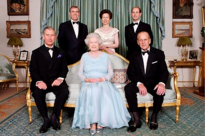 Fotografía de familia que muestra a Isabel II, sentada con Felipe de Edimburgo (a la derecha de la imagen) y su hijo mayor, Carlos, príncipe de Gales. De pie, desde la izquierda, Andrés, duque de York, la princesa Ana, y Eduardo, conde de Wessex.