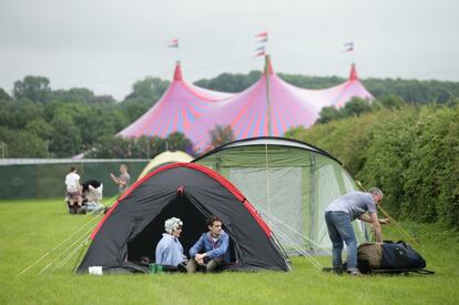 Visto así tampoco es que Glastonbury parezca un festival fuera de lo común. Tiendas de campaña, un bonito cesped, una preciosa carpa al fondo... Y un cartel con artistas como Muse, Adele, Beck o New Order. Pero no se engañen, llegar hasta aquí es todo un infierno y lo más parecido a ser deportado que cualquier individuo puede vivir.