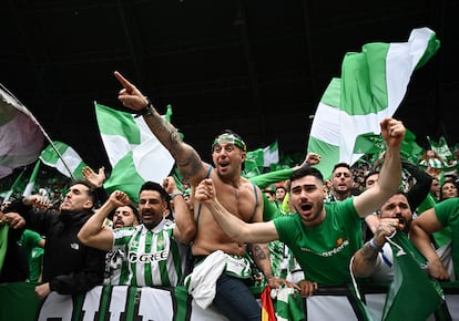 Aficionados del Real Betis balompié, antes del comienzo de la final frente al Chelsea.