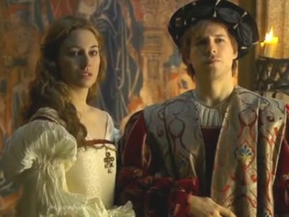 Blanca Suárez y Álvaro Cervantes, en 'Carlos, Rey Emperador'.