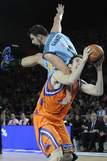 Claver intenta saltar ante Gabriel.