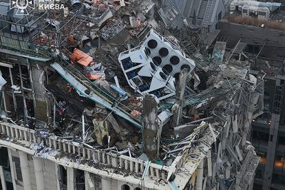 Bomberos trabajan en el lugar de un edificio da?ado despus de un ataque con misiles rusos en Kiev.