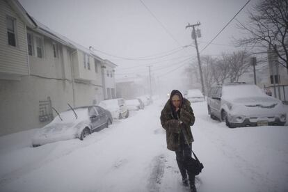 Una mujer camina por una calle nevada durante la tormenta de nieve en Atlantic City, Nueva Jersey, el 4 de enero de 2018.