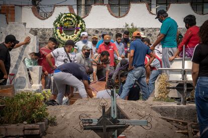 Familiares de Uri Robledo entierran su féretro en el cementerio de San Andrés Mixquic.