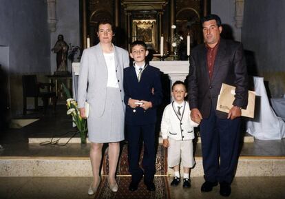 Salvador Barrio, su esposa Julia y sus dos hijos Álvaro (2d) y Rodrigo, en una foto familiar.