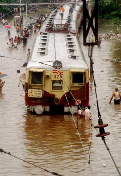 Un tren de Bombay queda atrapado debido a las inundaciones provocadas por las fuertes lluvias en el oeste de India.