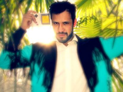 El 'dj' Meneo, junto a su Gameboy.