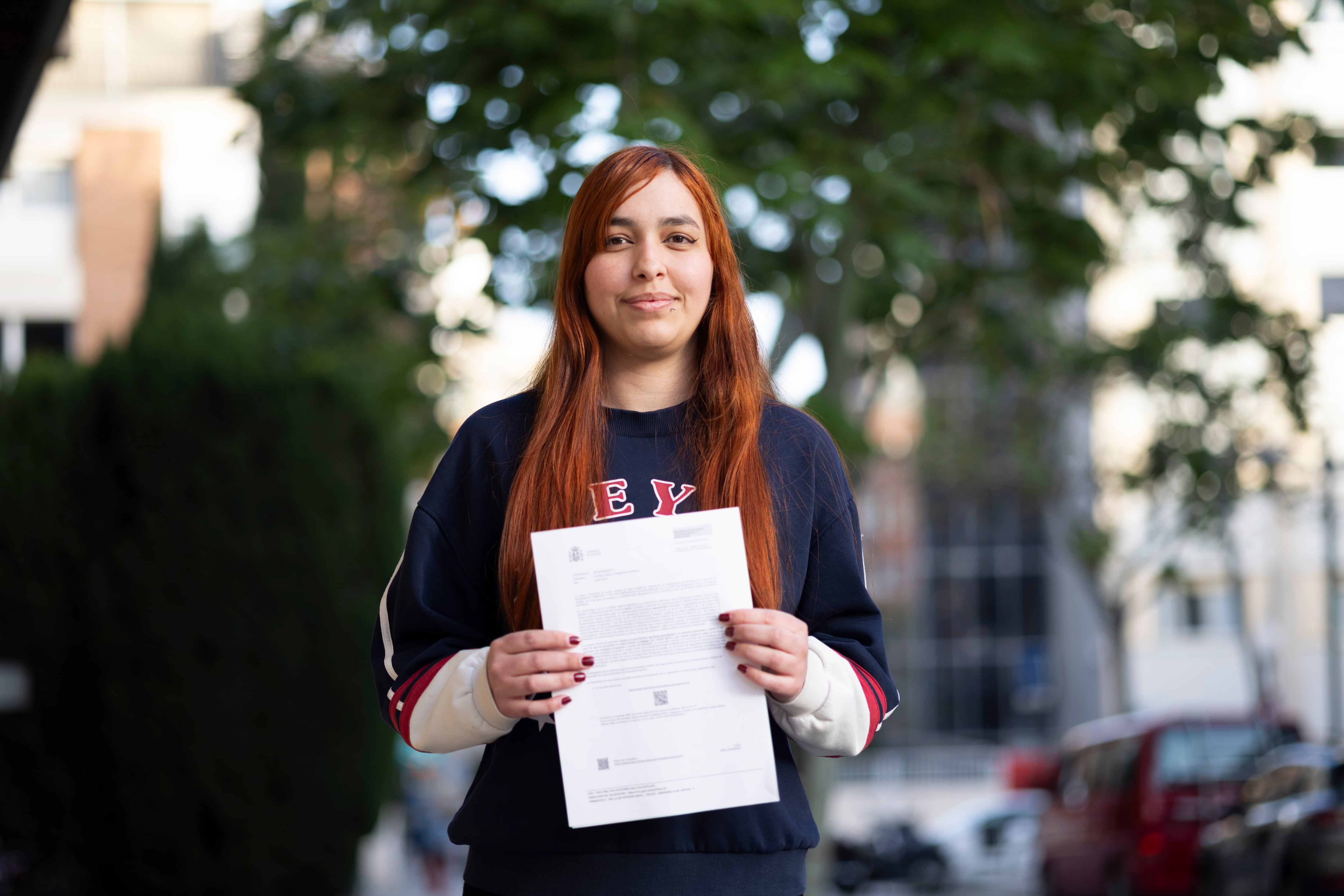 Camila Herrera, este miércoles en Barcelona con el documento que acredita su permiso de residencia. 
