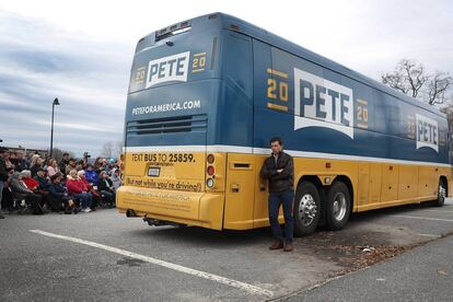 Pete Buttigieg, a primeros de noviembre junto a su autobús de campaña en New Hampshire.
