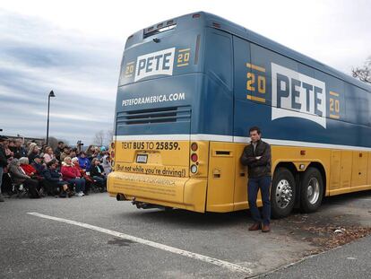 Pete Buttigieg, a primeros de noviembre junto a su autobús de campaña en New Hampshire.