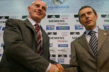 Sacchi, con Butragueño, en su presentación oficial en el Bernabéu como director de fútbol del Real Madrid.