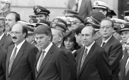 Felipe González, en el centro, y Luis Roldán, a la derecha, en 1992.