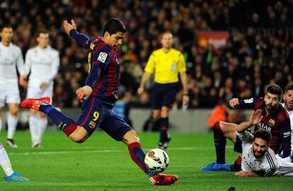 Luis Su&aacute;rez remata a porter&iacute;a en el cl&aacute;sico.