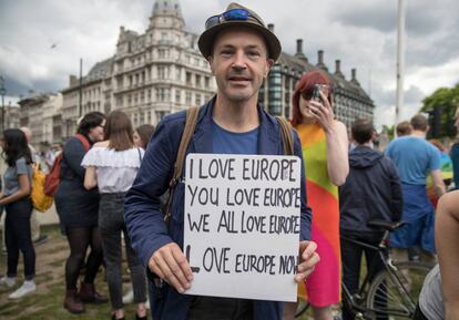 Un grupo de personas protestó delante del Parlamento británico después de conocer que la salida del Reino Unido de la Unión Europea había triunfado en el referéndum.