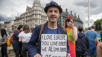 Un grupo de personas protestó delante del Parlamento británico después de conocer que la salida del Reino Unido de la Unión Europea había triunfado en el referéndum.