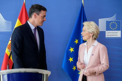 El presidente del Gobierno, Pedro Sánchez, y la presidenta de la Comisión Europea, Ursula von der Leyen.