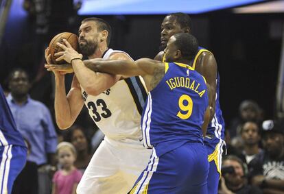 Marc Gasol, ante Iguodala.