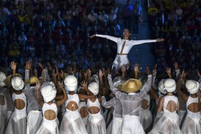 La protagonista del espectáculo fue la ex Miss Universo Paulina Vega, quien interpretó a una mujer encargada de recuperar para la humanidad "el gen de la alegría", representado en la ciudad caribeña.