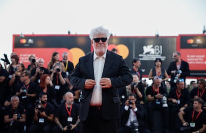 Pedro Almodóvar posa en la alfombra roja durante la ceremonia de clausura de la 81ª edición del Festival de Cine de Venecia, en Venecia (Italia), el pasado 7 de septiembre.