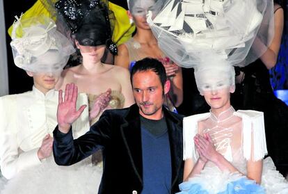Josep Font, saludando al final de su presentación de alta costura para la temporada primavera-verano 2009, en París.