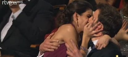 El beso de Clara Lago a Dani Rovira cuando gan&oacute; el Goya a mejor actor revelaci&oacute;n.