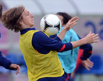 Modri controla el balón con el pecho durante el entrenamiento de la selección croata.