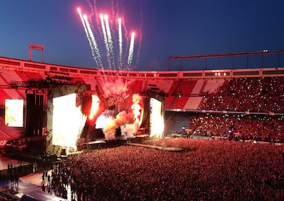 Comienzo del concierto de AC/DC en la gira Rock or Bust, en el estadio Vicente Calderón en 2015.