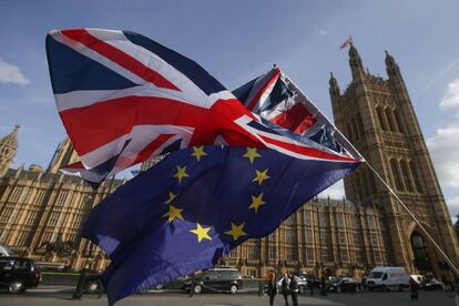 Una bandera brit&aacute;nica y otra de Reino Unido en Londres.